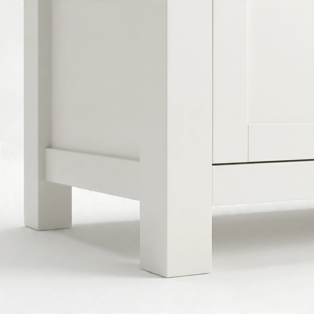 [White] Shaker TV unit 180cm close-up of white square tapered legs and panelled side detail